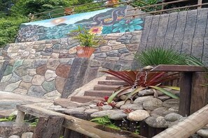 Toda a área do terreno lindamente decorada e trabalhada por paisagista.