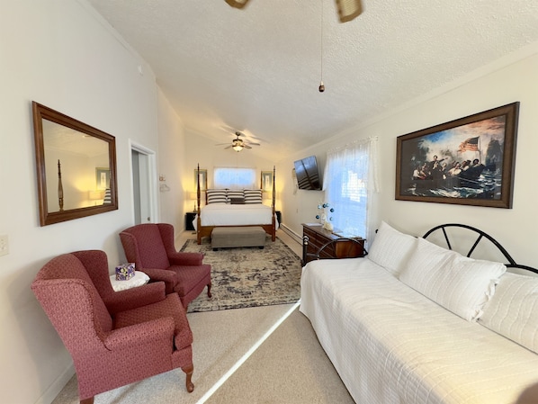 Commodore Perry Suite - Room 7 - sleeps 5