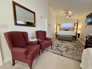 Commodore Perry Suite - Room 7 - sleeps 5