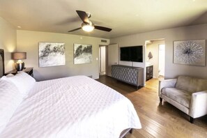 Primary bedroom with king bed, en-suite bathroom, walk-in closet, and smart TV