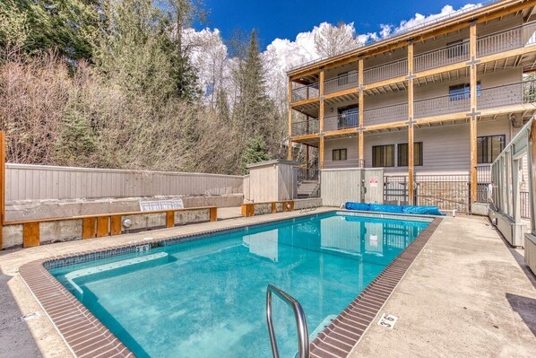 Take advantage of the year-round activities surrounding the apartment, including summer kayaking, white water rafting, mountain biking, tubing, horseback riding, and winter skiing