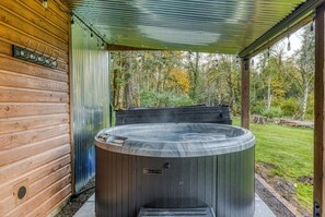 From the day's stress to a state of serenity: our soaking hot tub awaits your retreat.