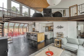 Spacious modern retreat w/ open floor plan, chef’s kitchen & floor-to-ceiling windows. Perfect for families, groups & friends to relax & recharge!