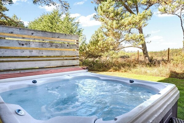 Escape to a serene Pacific Northwest retreat! Soak in your private hot tub, stargaze under clear skies, and unwind in nature. Romantic, cozy & unforgettable!