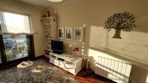 Luminoso salón con sofá cama, televisión y wifi