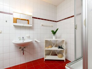 Zapfhahn, Armatur, Sinken, Eigentum, Bad Sink, Pflanze, Badezimmer, Interior Design, Gebäude, Flooring