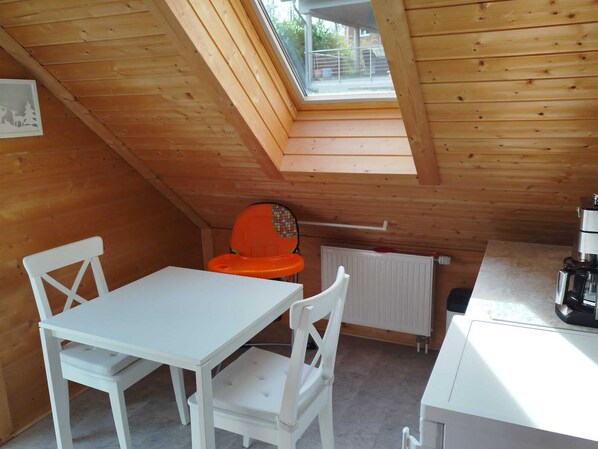Fewo mit Balkon (Holzhausidylle, Neunkirchen)-Küche Sitzecke