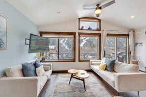 Living Room | Central Heating | Smart TV | 2nd Floor
