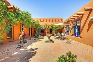 Courtyard | Outdoor Dining Area