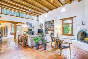 Living Room | Smart TV | Board Games & Books | Free WiFi