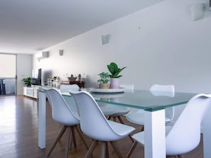 Dining area, seating for 6.