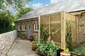 Front entrance to Acorn Cottage