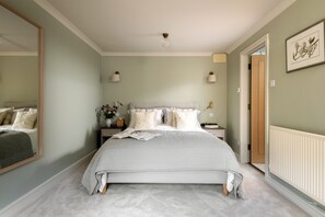 Kingsize bed (UK) with luxurious Egyptian cotton bedding