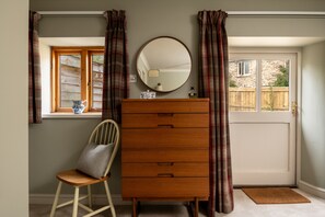 Mid-centruy chic in the bedroom