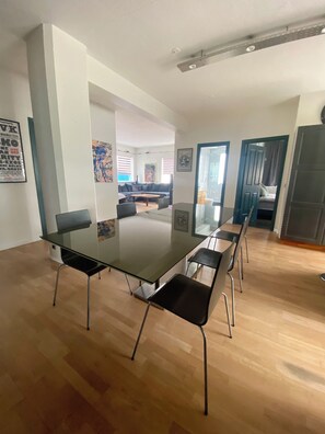 A wonderful dining table where you can eat, drink and play games with ample space!
