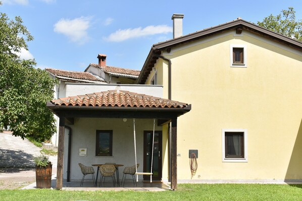 Small House Vipava valley with big garden.