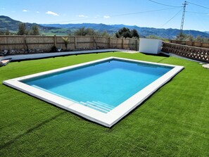 The pool showing the Roman steps at the shallow end. La entrada a la piscina.