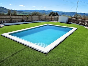 The pool showing the Roman steps at the shallow end. La entrada a la piscina.