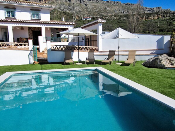 Casa Rubito El Olmo house and pool. La casa y la piscina.