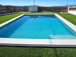 La piscina y cesped. The pool and surrounding area.