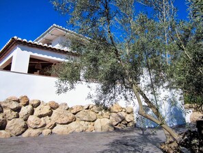 Aparcamiento fuera de la casa. Parking outside the house.