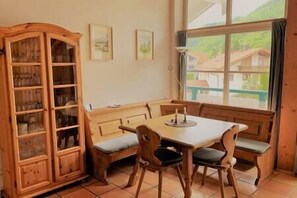 Esstisch mit Eckbank im Wohnbereich mit Ausblick ins Grüne