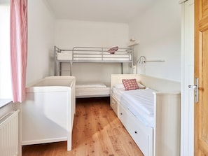 Schlafzimmer mit Ausziehbett und Etagenbett
