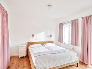 Schlafzimmer mit Doppelbett