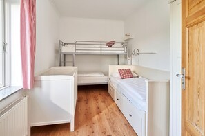 Schlafzimmer mit Ausziehbett und Etagenbett
