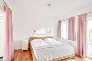 Schlafzimmer mit Doppelbett