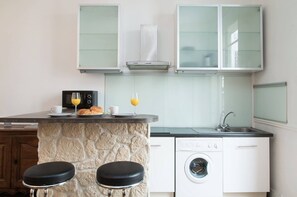 The kThe kitchen and dining areaitchen and dining area