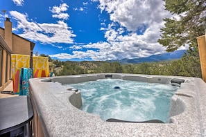 Hot tub oasis: Relax & unwind under the stars! Perfect summer escape.