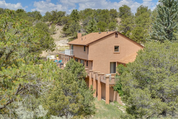 Mountain retreat: Hot tub, trees, views. Your summer escape awaits!