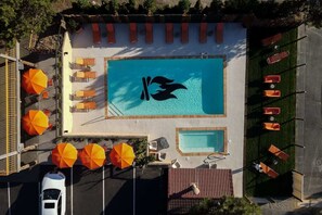 Huge swimming pool, there’s enough room for the whole party!
