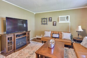 Living Room | Free WiFi | Smart TV | 2 Queen Futons | 1st Floor