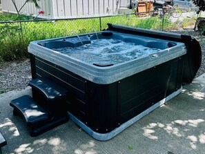 newly added: Hot Tub for up to 6 guests (hours: 7am-10pm)