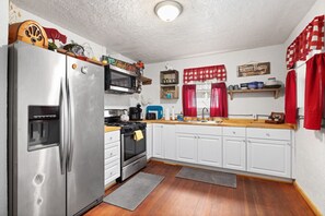 Stocked kitchen, fridge, stove/oven