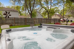 Hot tub in the backyard, shared with the upstairs guest (Rusty Relic). Hot Tub Hours are 7am-10pm