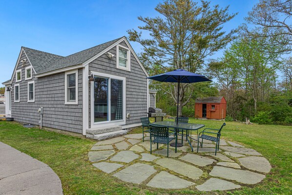 Escape to our chic cottage near West Dennis Beach, 4-minute drive away. Experience modern comfort & local charm.