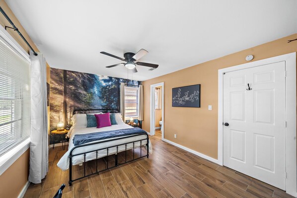 Bedroom 2 with queen size bed