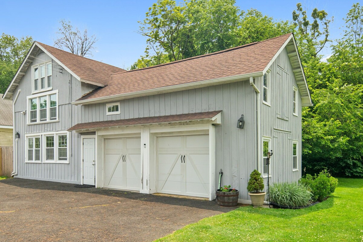 Sun-filled farmhouse for 8, w/gym. 2 acre fenced-in dog friendly property.