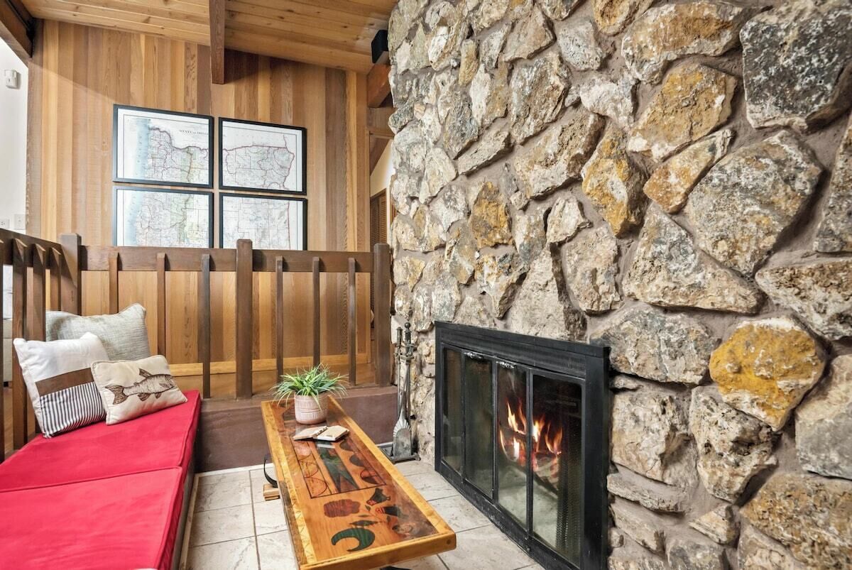ZigZag Basecamp Cabin Cabin w Hot Tub - Rhododendron | Vrbo