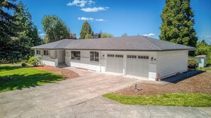 Ready to welcome you! Enjoy a pleasant stay in this spacious house with all the comforts.
