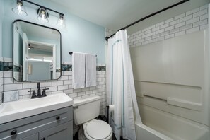 Guest bath, towels and sheets provided