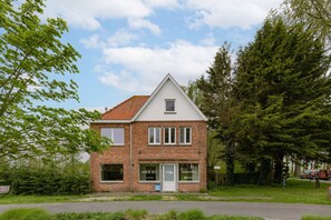 Picturesque location next to the canal