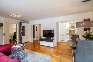 Willkommen im Ocean Club Timmendorfer Strand – moderner Wohn- und Essbereich zum Wohlfühlen.