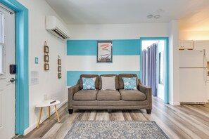Living Room | Free WiFi | Mini-Split A/C & Heat | Smart TV