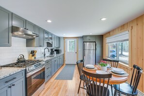 Dining Area | Full Kitchen