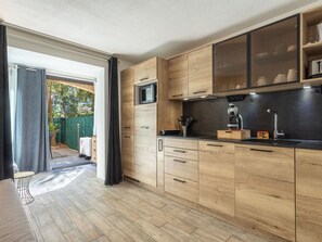 Cabinetry, Möbel, Countertop, Gebäude, Zapfhahn, Holz, Interior Design, Fussboden, Küche, Herd