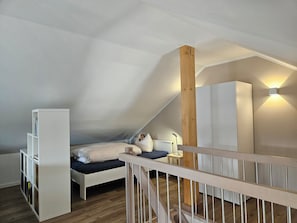 Ferienwohnung, 70m², 1-3 Pers-Queensize Bett mit Schrank oben auf der Galerie